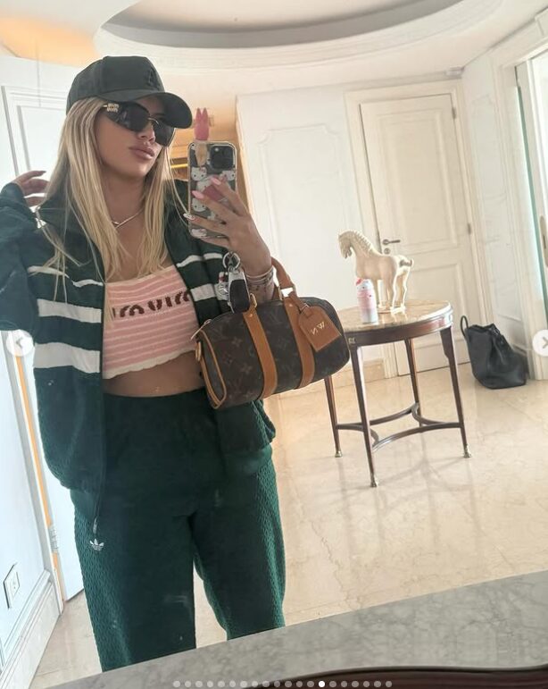 Wanda Nara la sfoggia sui social: incredibile quanto costa! Wanda Nara la sfoggia sui social: incredibile quanto costa!