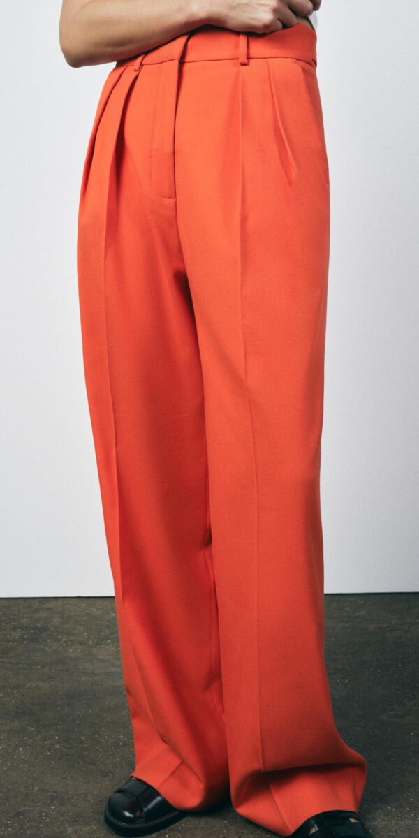 I pantaloni colorati firmati Zara sono il capo chic della mezza stagione I pantaloni colorati firmati Zara sono il capo chic della mezza stagione