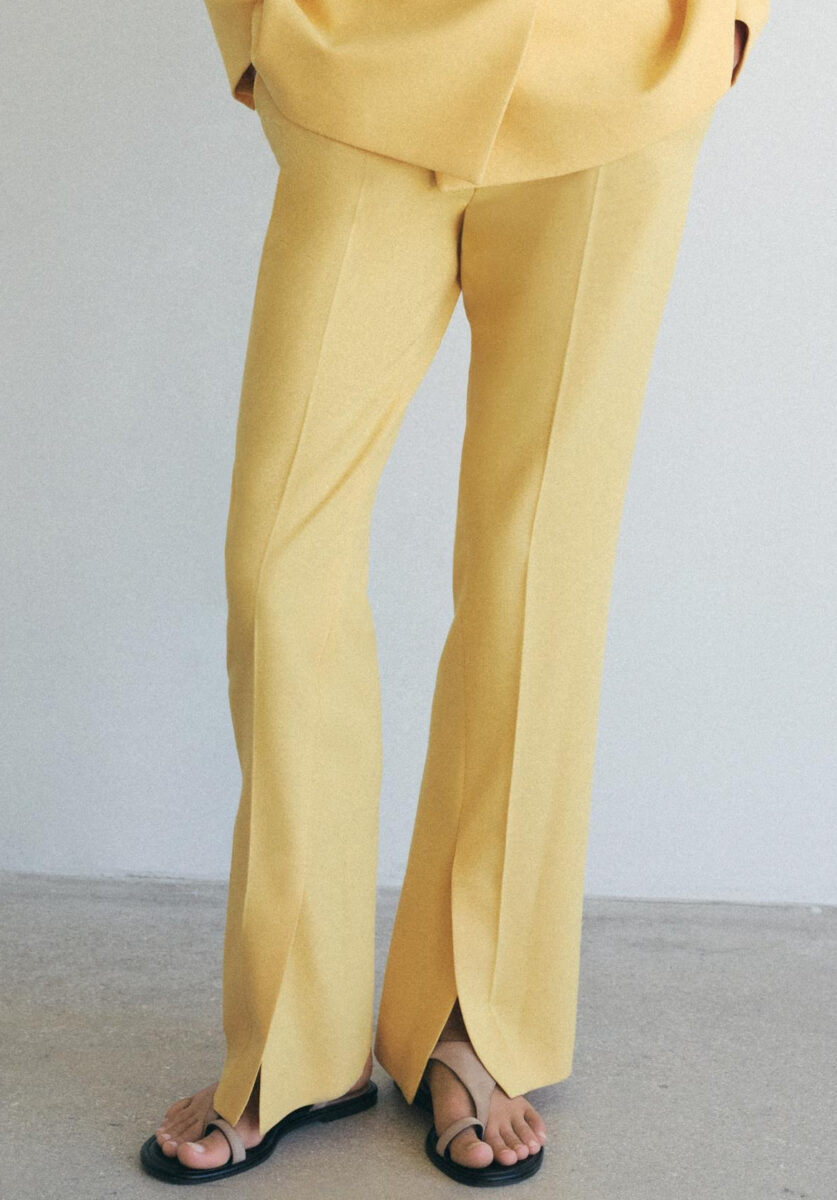 I pantaloni colorati firmati Zara sono il capo chic della mezza stagione I pantaloni colorati firmati Zara sono il capo chic della mezza stagione