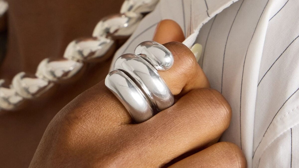 Gli anelli chunky sono l’accessorio must have della Primavera