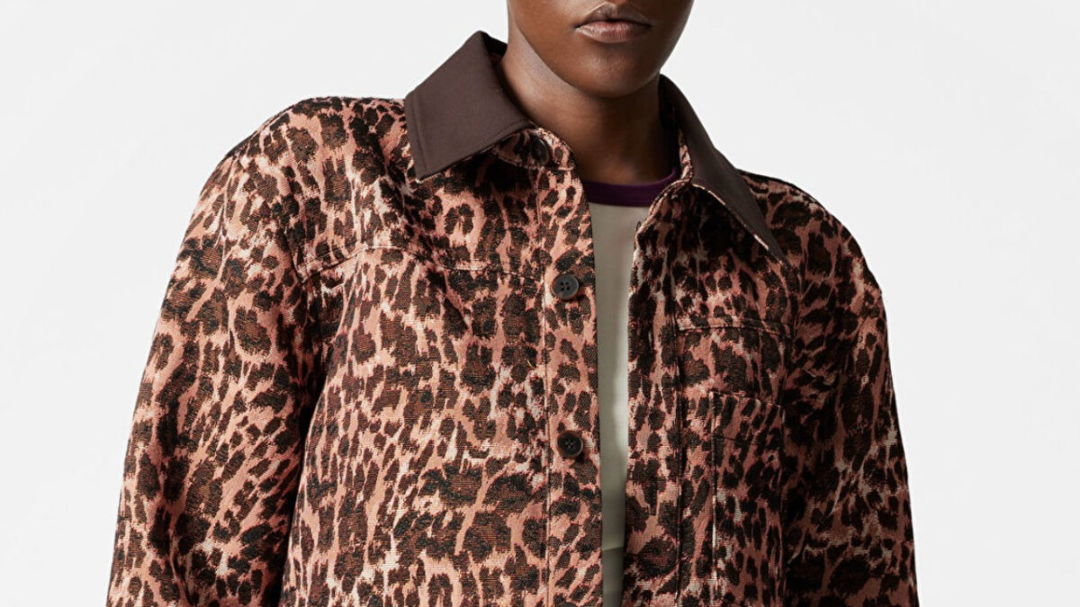 Grintosa e trendy, questa giacca animalier by & Other Stories è irresistibile!