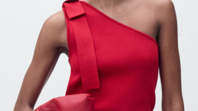 La Primavera in casa Mango è rosso ciliegia. Ecco 8 capi e accessori must have…