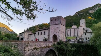Il Borgo tra canyon e terme naturali che incanta le Marche