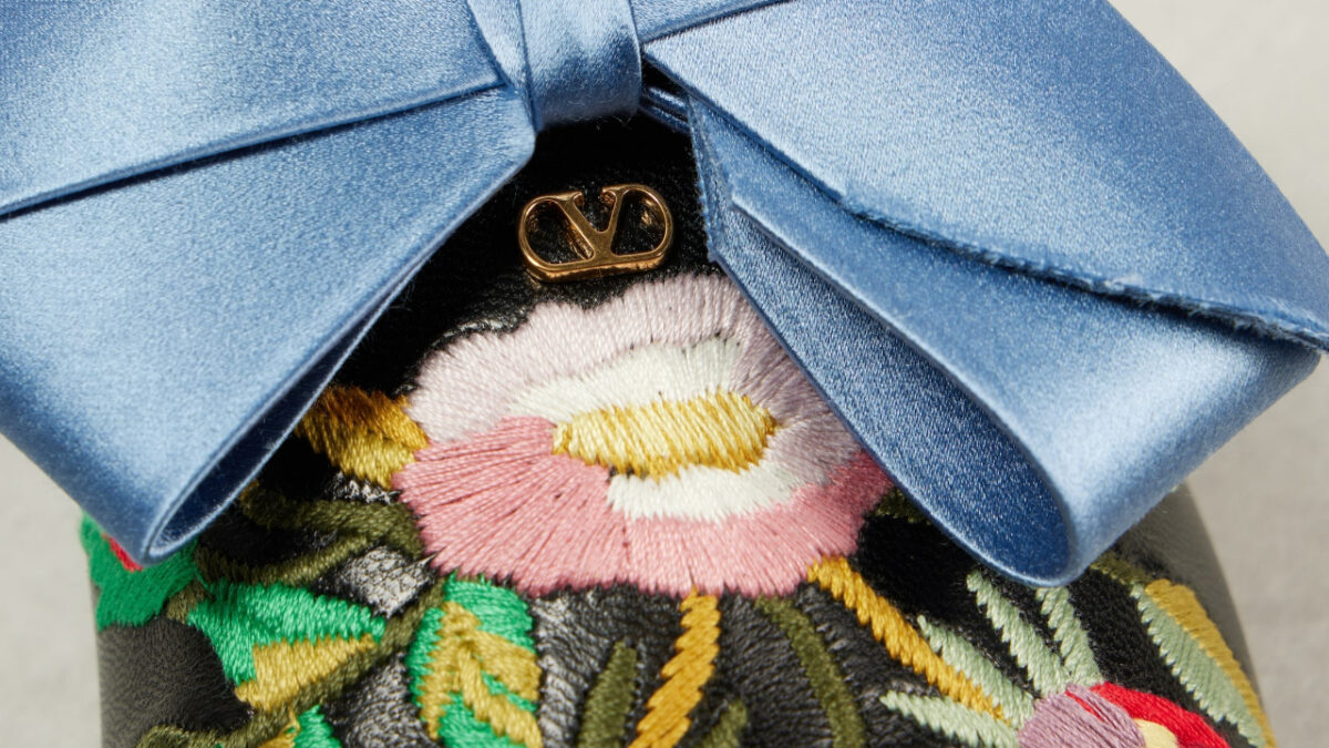 Queste mules by Valentino sono le scarpe della mezza stagione
