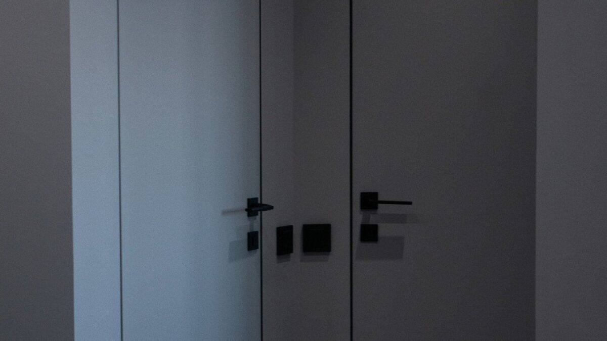 Porte filo muro, la nuova ossessione degli interior designer: scopriamo vantaggi e svantaggi