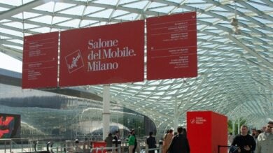 Poltrone d’Alta Moda: le creazione degli Stilisti per il Living al Salone del Mobile 2025