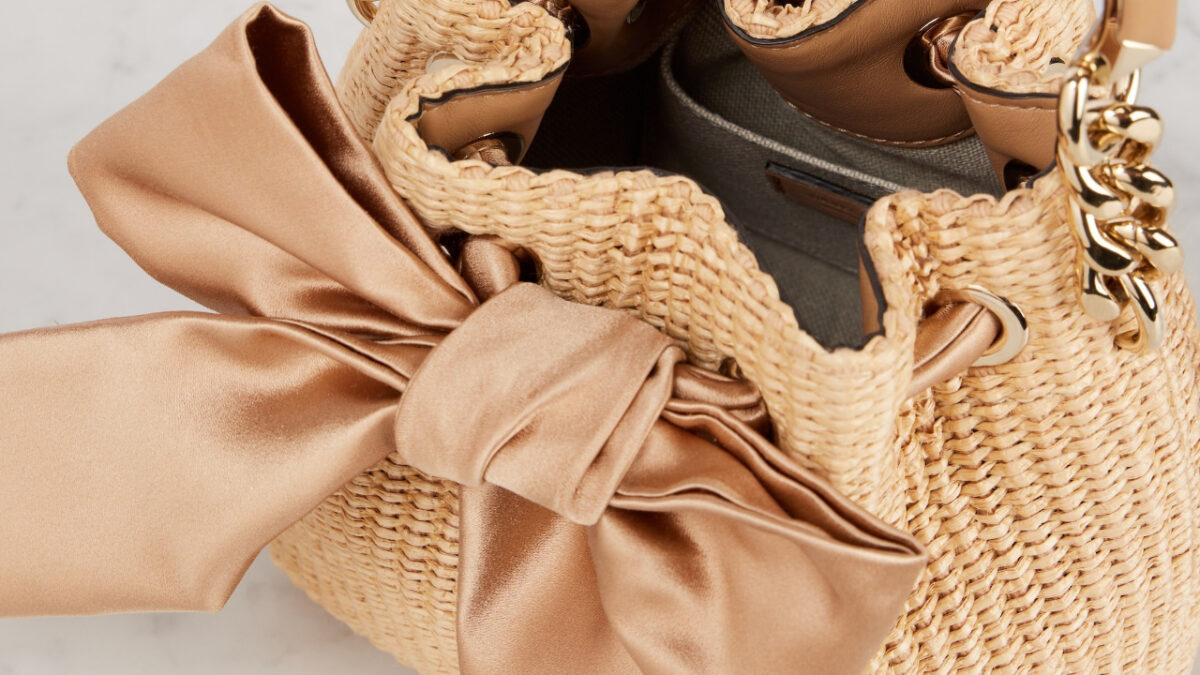 Questo secchiello in rafia di Jimmy Choo è il feticcio del momento