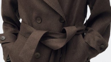 È firmato Mango il trench in lino più amato del momento