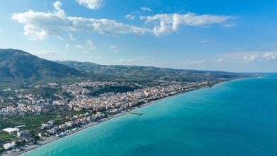 Il Borgo affacciato sullo Ionio dove tramonti e sapori raccontano la Calabria più autentica