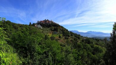 Poco conosciuto ma bellissimo, questo borgo toscano nel cuore della Lunigiana è davvero da scoprire
