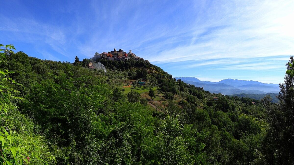 Poco conosciuto ma bellissimo, questo borgo toscano nel cuore della Lunigiana è davvero da scoprire