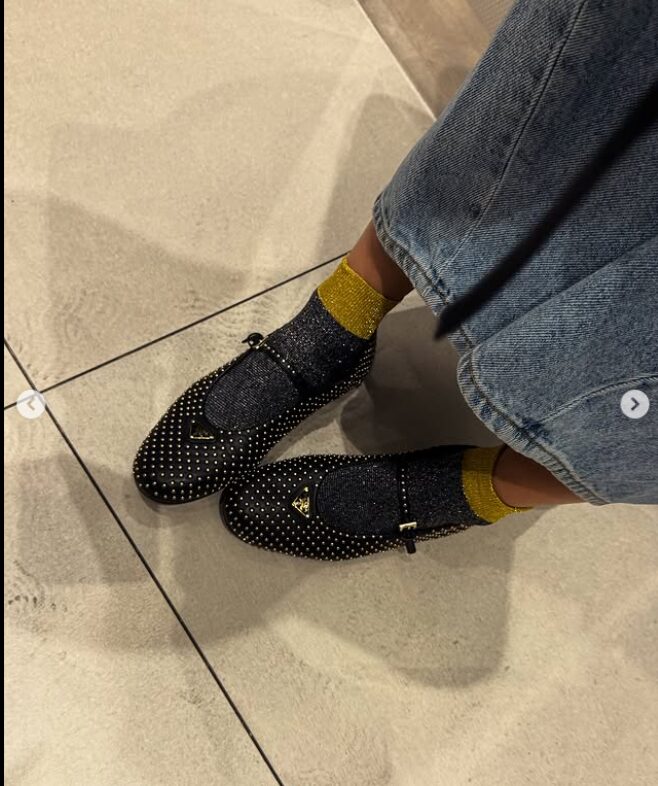 Elisabetta Canalis, le sue ballerine by Prada hanno un dettaglio molto costoso: scoprilo qui! Elisabetta Canalis, le sue ballerine by Prada hanno un dettaglio molto costoso: scoprilo qui!