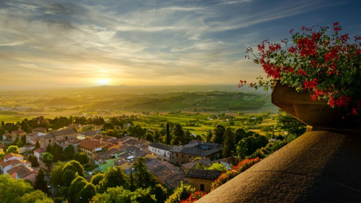 Uno splendido Borgo medievale dell’Emilia Romagna con un castello da fiaba e panorami mozzafiato