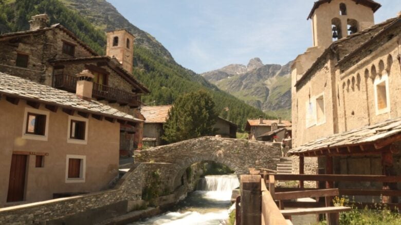 Questo borgo nascosto tra le vette del Piemonte sembra uscito da una cartolina