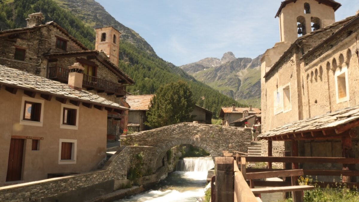 Questo borgo nascosto tra le vette del Piemonte sembra uscito da una cartolina