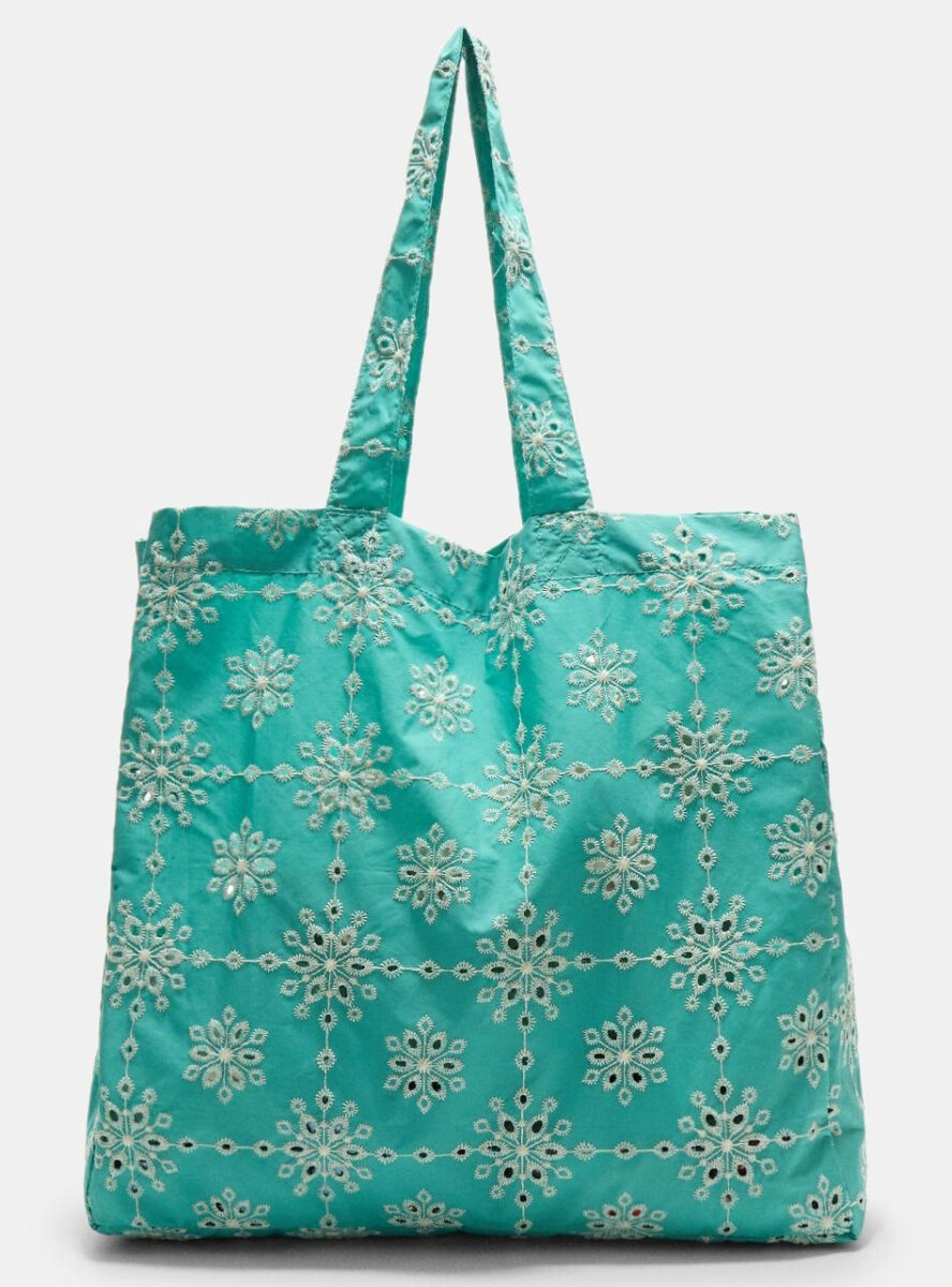 Stradivarius firma la maxi bag con ricami più bella dell’Estate Stradivarius firma la maxi bag con ricami più bella dell’Estate