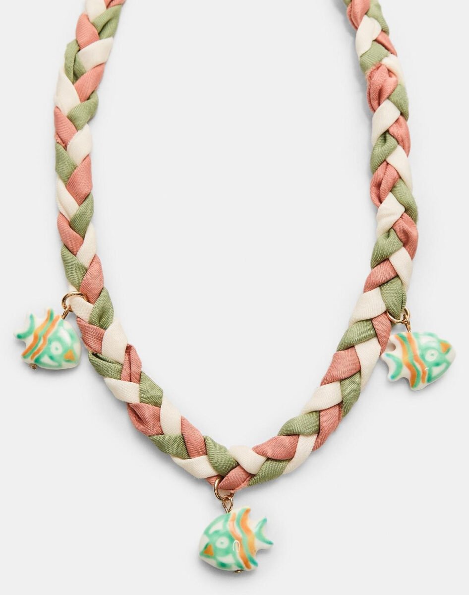Queste 6 collane a tema mare by Stradivarius promettono dei look all’ultima moda Queste 6 collane a tema mare by Stradivarius promettono dei look all’ultima moda