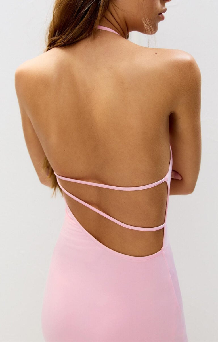 Questo abito rosa chiaro firmato Pull&Bear è il passe-partout dell’Estate Questo abito rosa chiaro firmato Pull&Bear è il passe-partout dell’Estate