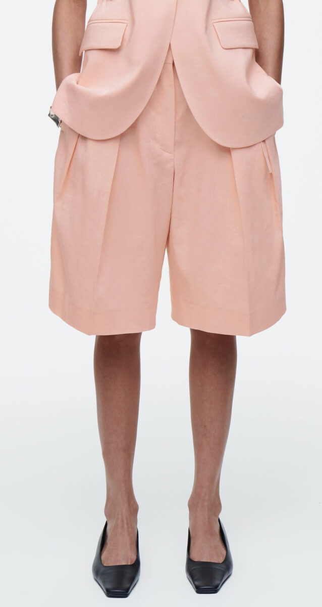 Ecco i pantaloncini firmati COS approvati dalle fashion addicted… Ecco i pantaloncini firmati COS approvati dalle fashion addicted…