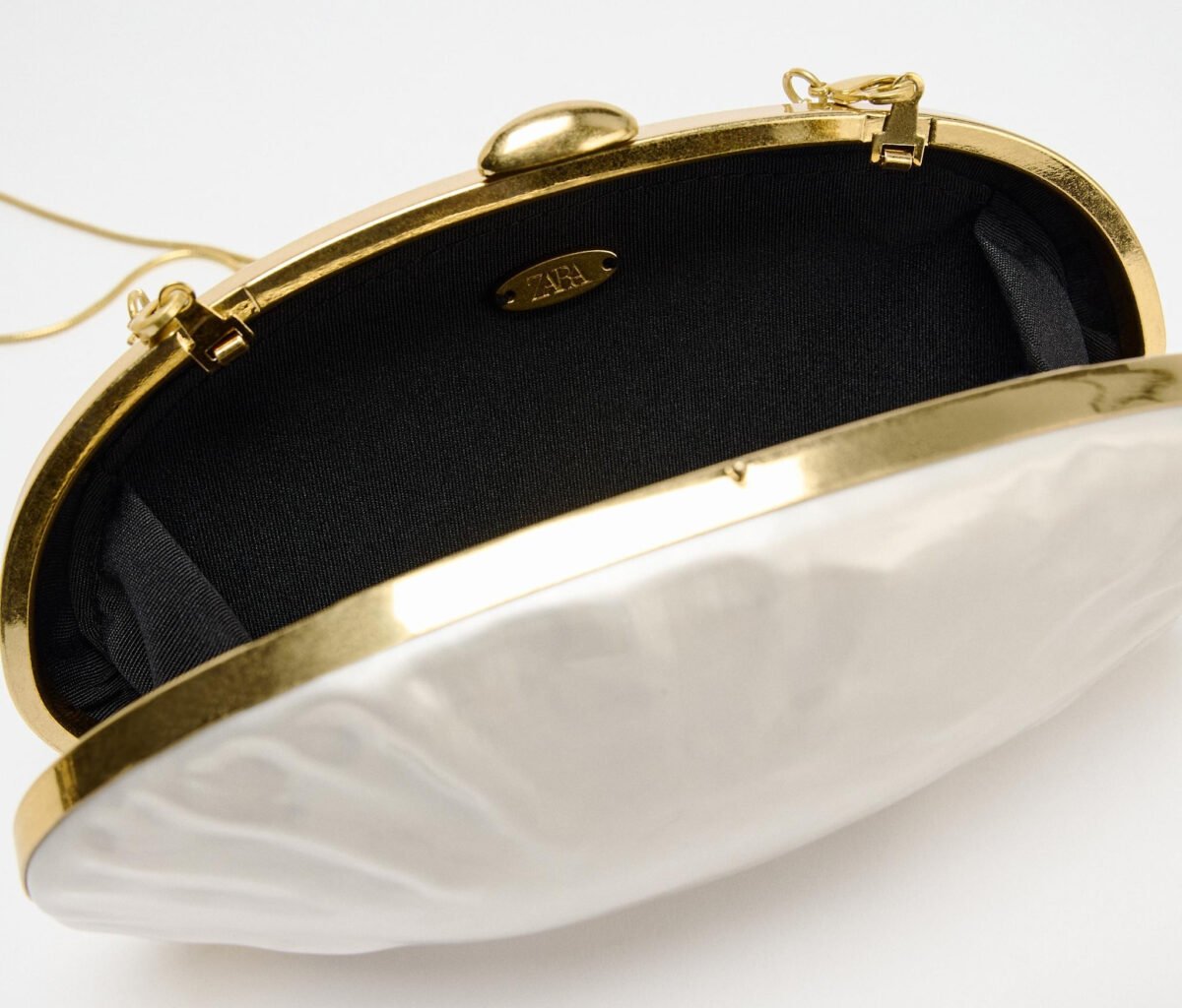 Trend alert! Questa borsa effetto perlato by Zara è la protagonista dell’Estate Trend alert! Questa borsa effetto perlato by Zara è la protagonista dell’Estate
