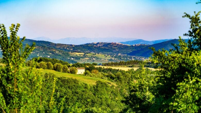 Un viaggio alla scoperta di un Borgo in Umbria che fa sorridere e innamorare