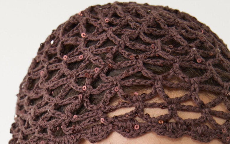 Il grande ritorno dei berretti crochet: il trend più cool (e nostalgico) dell’Estate 2025