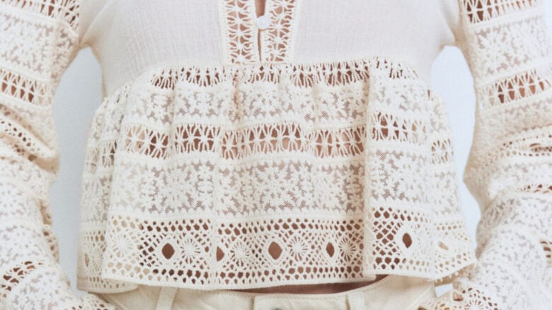 Questa blusa in cotone ricamato firmata Mango è un sogno ad occhi aperti