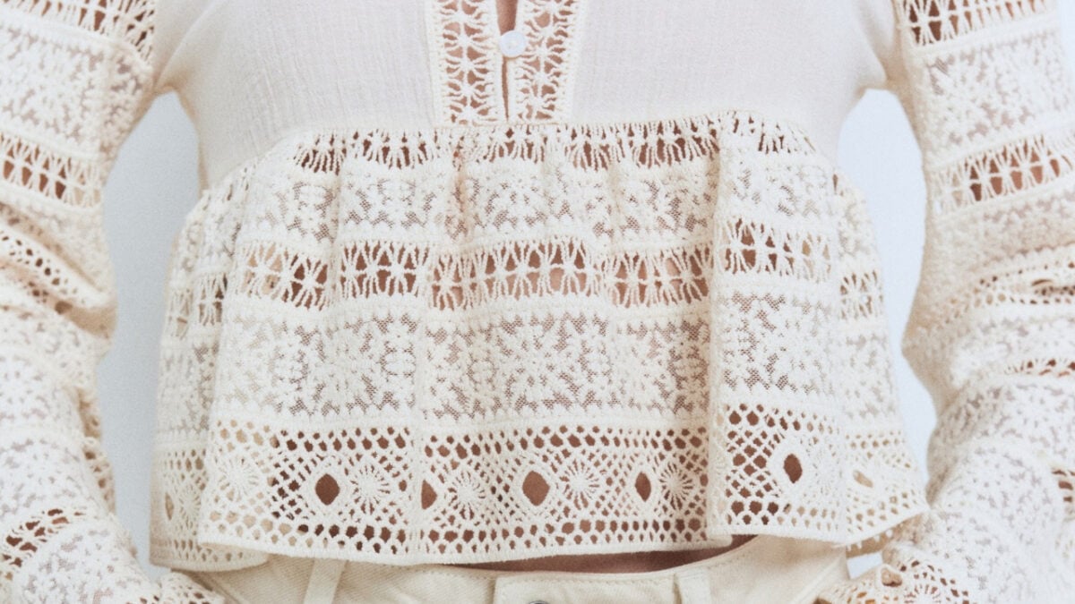 Questa blusa in cotone ricamato firmata Mango è un sogno ad occhi aperti
