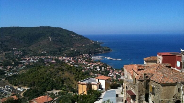 Il Borgo sul mare del Cilento che ha conquistato il cinema (e il cuore di chi lo visita)