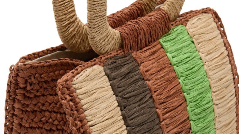 Scommettiamo che questa borsa effetto paglia firmata Parfois ruberà il vostro cuore?