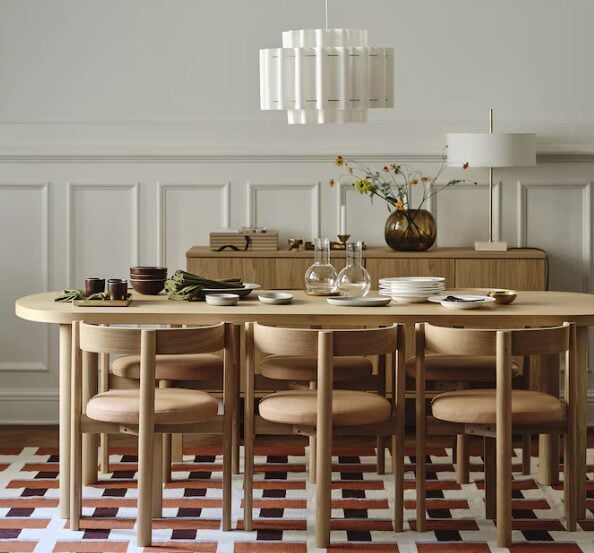 Il nuovo tavolo con sedie IKEA è già un’icona: design scandinavo ai massimi livelli! Il nuovo tavolo con sedie IKEA è già un’icona: design scandinavo ai massimi livelli!