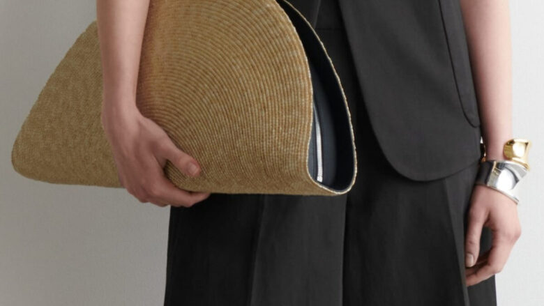 Scommettiamo che questa pochette in paglia di COS ruberà il vostro cuore?