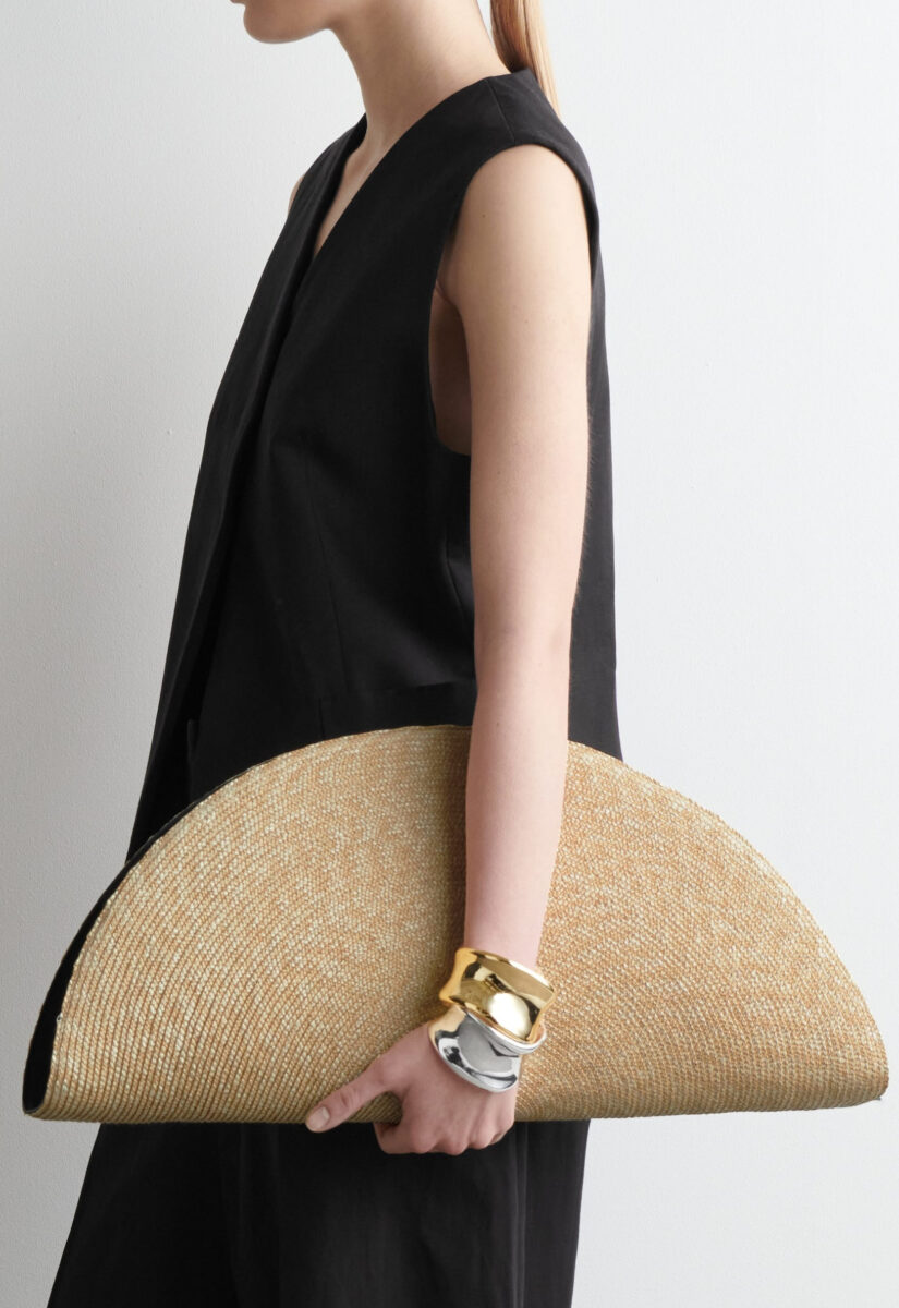 Scommettiamo che questa pochette in paglia di COS ruberà il vostro cuore? Scommettiamo che questa pochette in paglia di COS ruberà il vostro cuore?