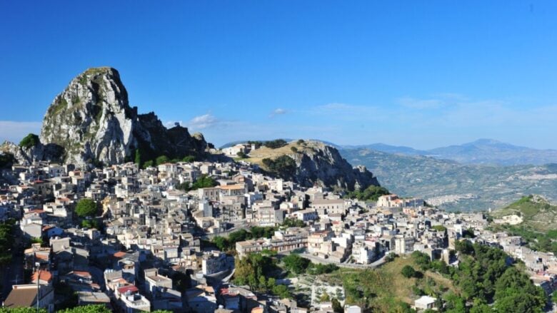 È noto come il  “Borgo della Pace” ed è un luogo di quiete nel cuore della Sicilia