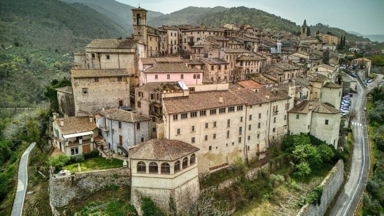 Natura, panorami mozzafiato e scorci da cartolina: un incantevole Borgo umbro tra i più belli d’Italia