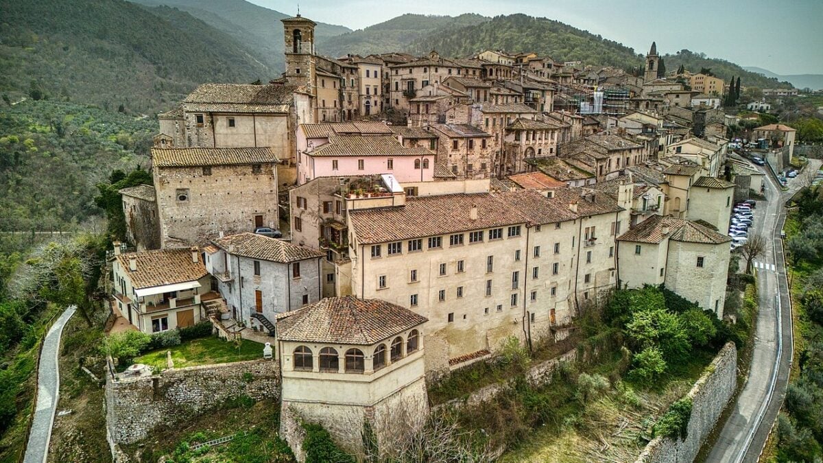 Natura, panorami mozzafiato e scorci da cartolina: un incantevole Borgo umbro tra i più belli d’Italia
