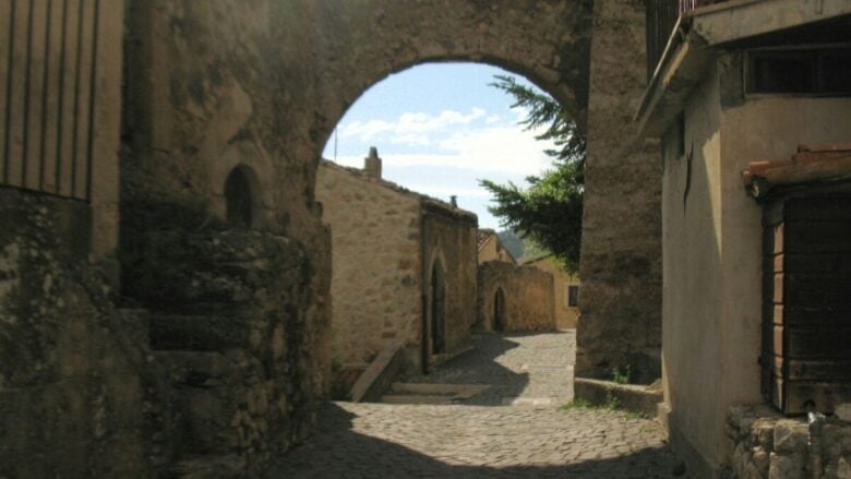 Un borgo calabrese con un castello spettacolare e una vista che lascia senza parole