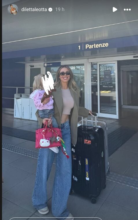 Diletta Leotta, Look casual-chic per il viaggio con la borsa griffata che vale oltre 20 mila euro! Diletta Leotta, Look casual-chic per il viaggio con la borsa griffata che vale oltre 20 mila euro!
