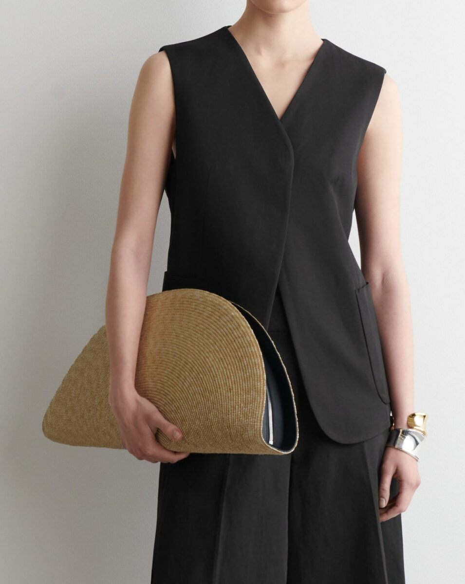 Scommettiamo che questa pochette in paglia di COS ruberà il vostro cuore? Scommettiamo che questa pochette in paglia di COS ruberà il vostro cuore?