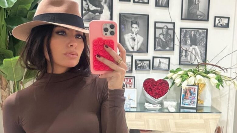 Elisabetta Gregoraci lascia tutti senza fiato ad Audiscion con un total black dress con cut out e applicazioni di rose: ma quanto costa!