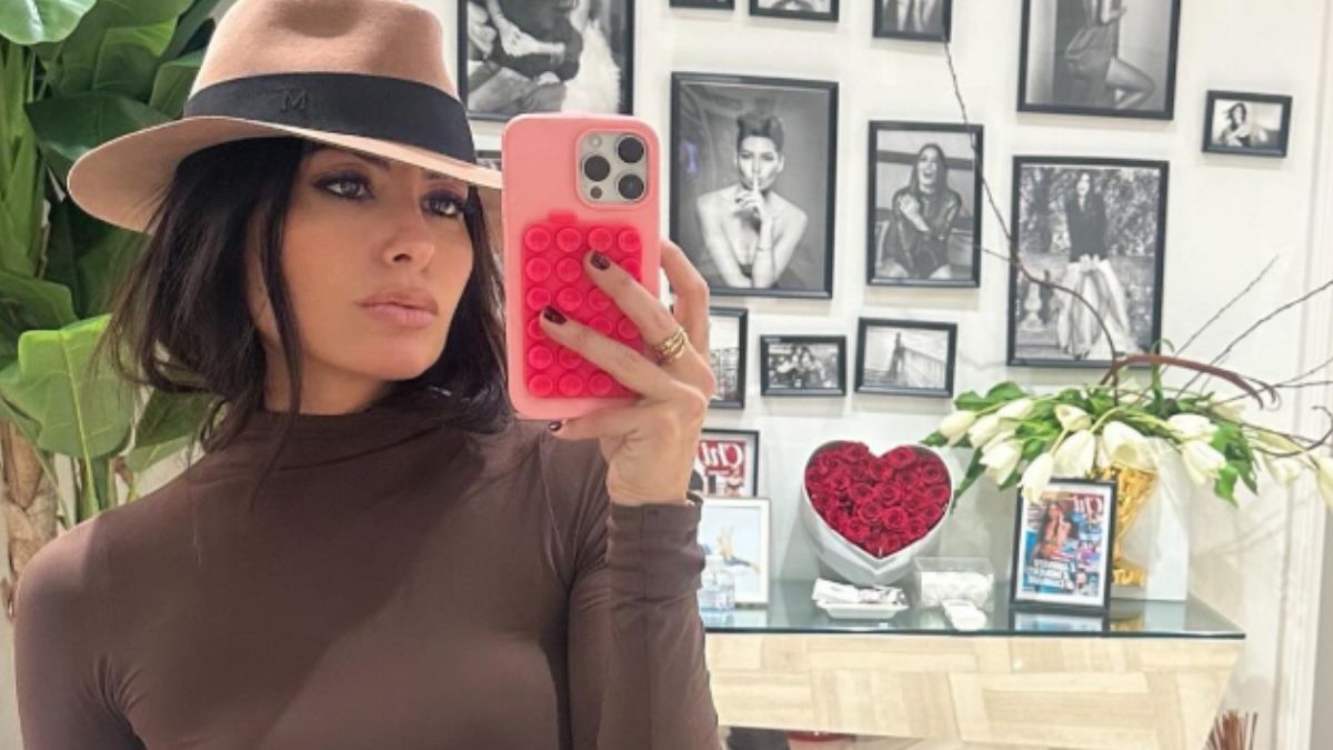 Elisabetta Gregoraci lascia tutti senza fiato ad Audiscion con un total black dress con cut out e applicazioni di rose: ma quanto costa!