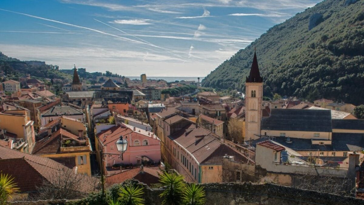 Liguria: un borgo fortificato tra mari e monti dove il tempo sembra essersi fermato