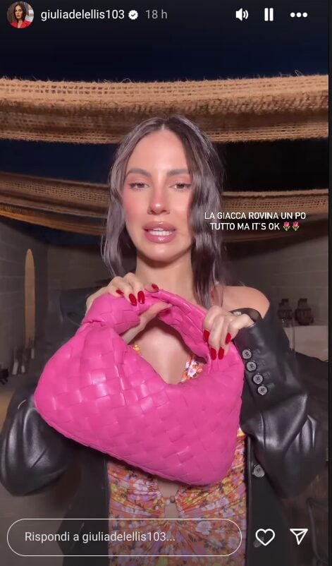 Giulia De Lellis, Look floreale con chiodo in pelle e borsa griffata che vale più di 1000 euro! Giulia De Lellis, Look floreale con chiodo in pelle e borsa griffata che vale più di 1000 euro!