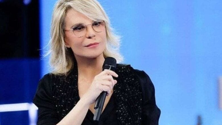 Maria De Filippi lascia tutti senza fiato al serale di Amici con il suo blazer a pois che vale 4 mila euro!
