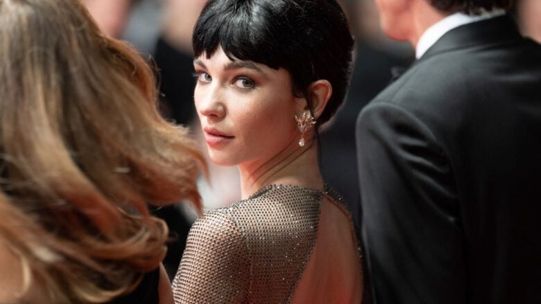 Matilda De Angelis debutta a Cannes 2025 con un abito a sirena custom firmato Fendi con ‘effetto sorpresa’ sul retro!