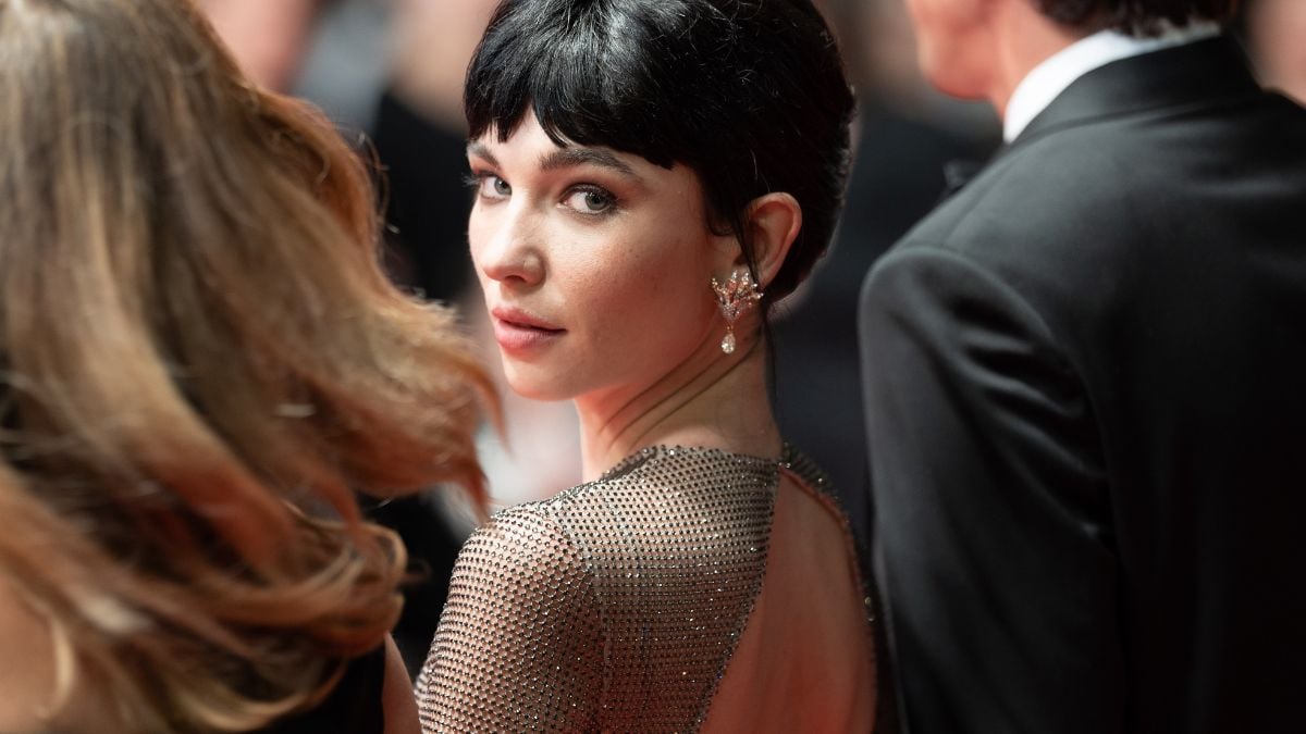 Matilda De Angelis debutta a Cannes 2025 con un abito a sirena custom firmato Fendi con ‘effetto sorpresa’ sul retro!