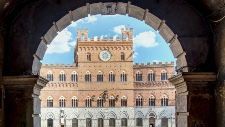 A conchiglia, a scacchiera, a triangolo: le piazze più strane (e belle) d’Italia sono queste