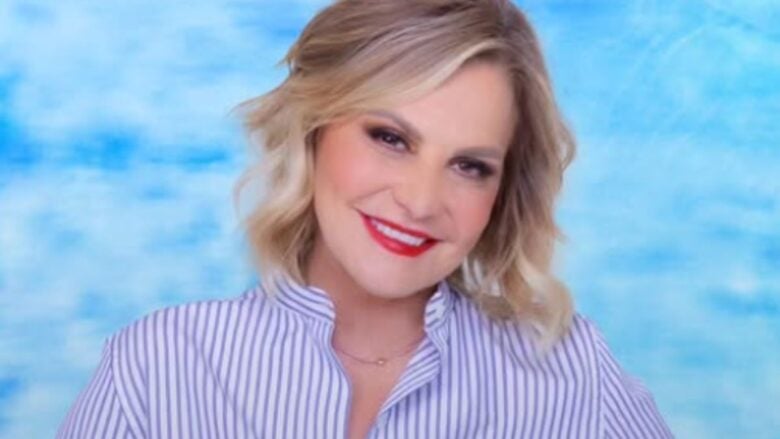 Simona Ventura torna all’Isola dei Famosi e lo fa in grande stile: il suo tailleur gessato costa più di 1000 euro!