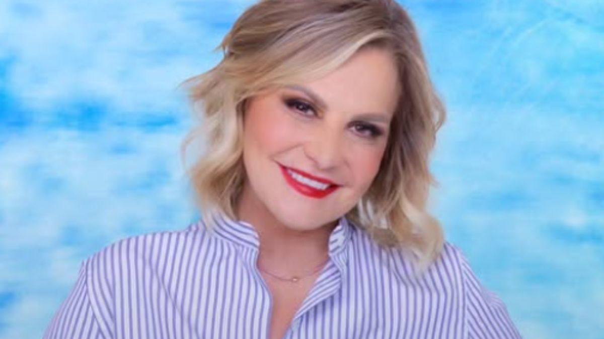Simona Ventura torna all’Isola dei Famosi e lo fa in grande stile: il suo tailleur gessato costa più di 1000 euro!