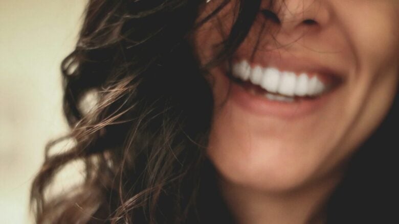 Il trucco che tutte le beauty addict usano per denti più bianchi e un sorriso da star
